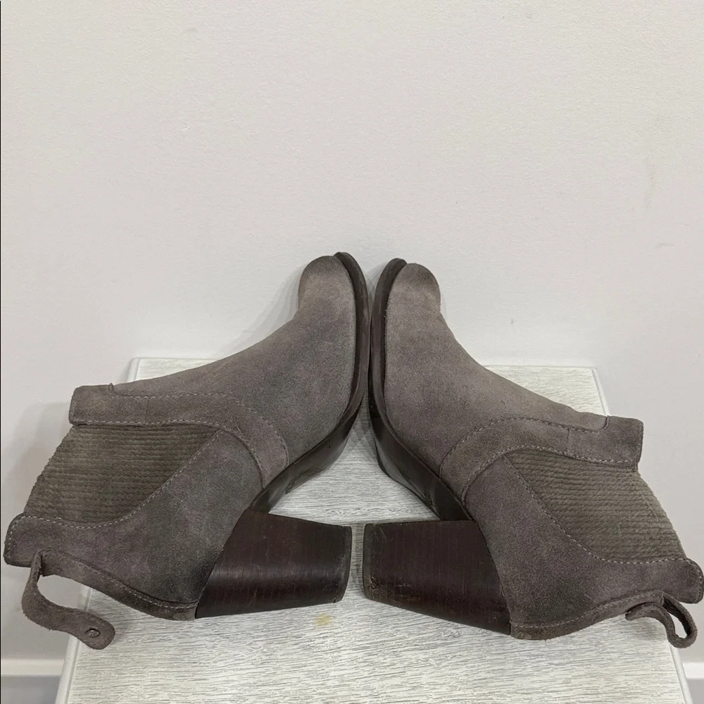 UGG Cobie ll Size 9 Chelsea Charcoal Suede Ankle Booties